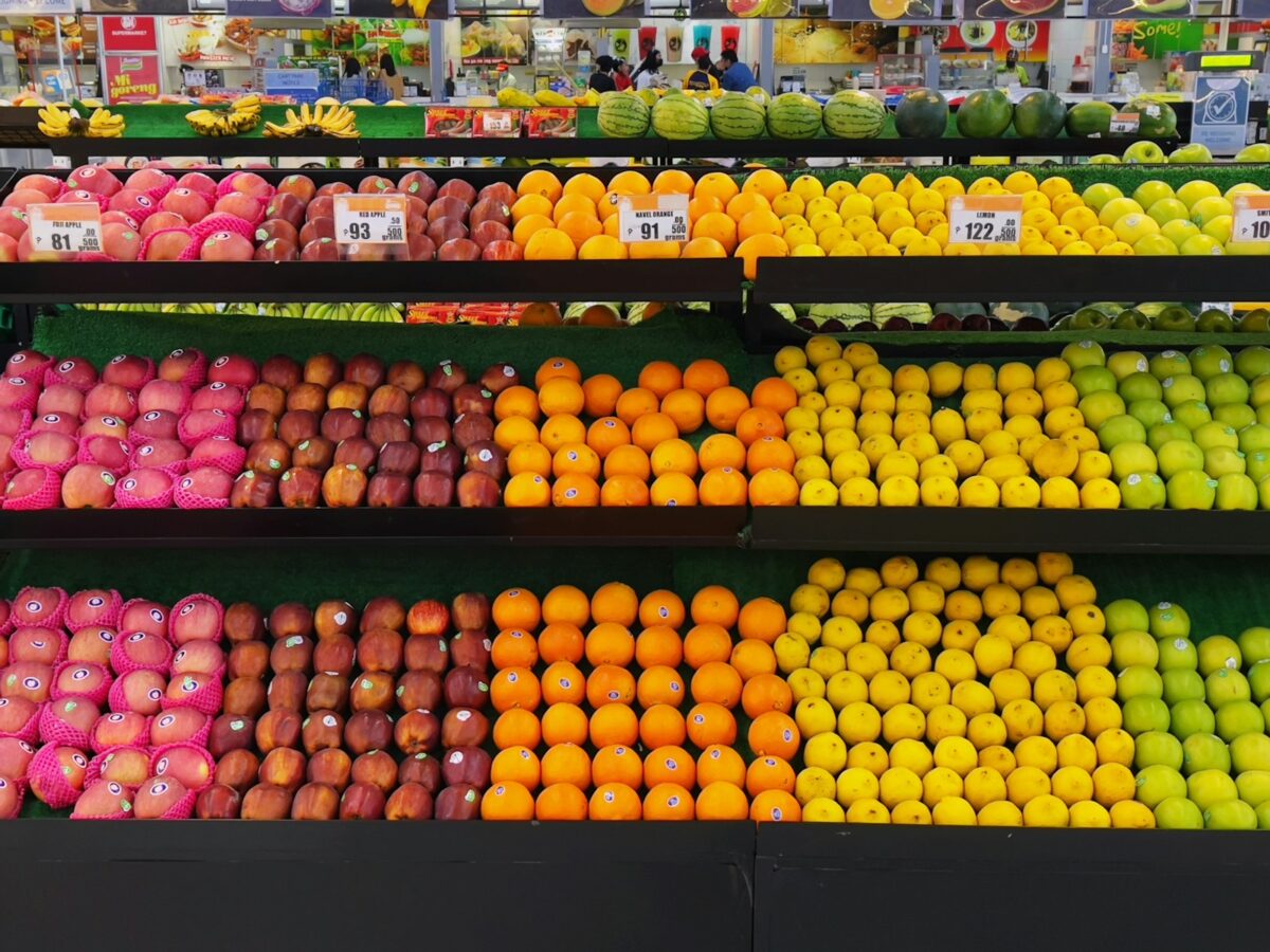 The Colorful Plate: How Rainbow Foods Enhance Your Summer Diet