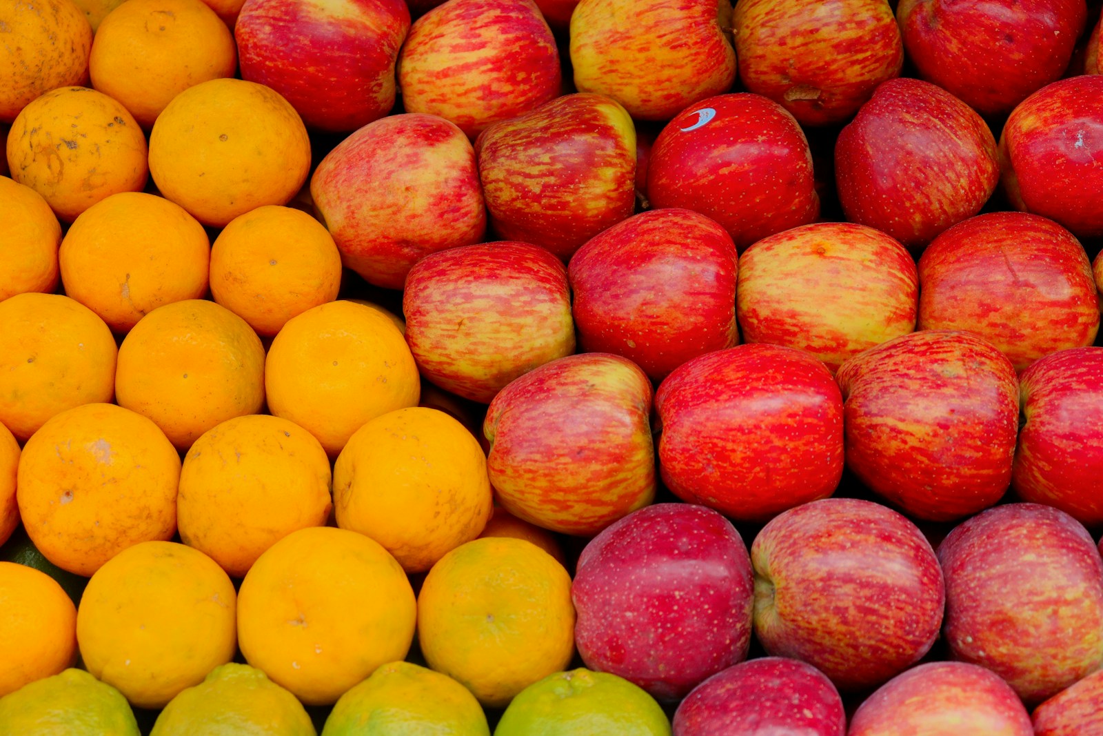 a pile of apples and oranges sitting next to each other